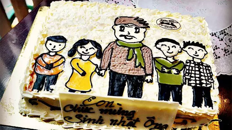 Bánh sinh nhật cho ông với hình vẽ người ông và bốn đứa bé bên cạnh