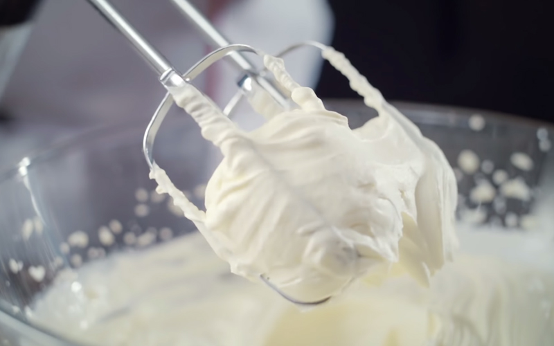 Đánh whipping cream cho bông cứng và tạo chóp