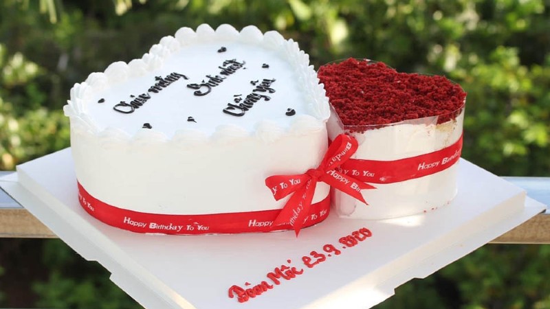 Mẫu bánh sinh nhật tặng chồng thiết kế theo hình trái tim thêm phần lãng mạn
