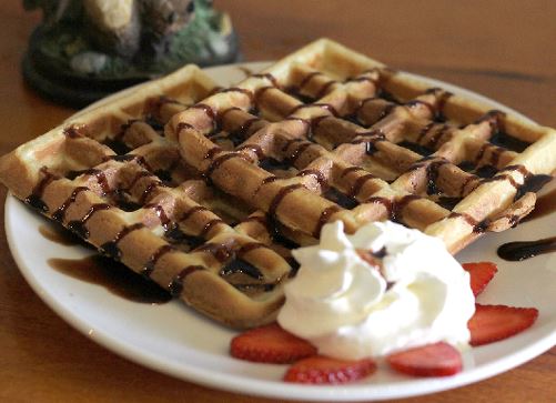 Bữa sáng đầy năng lượng với bánh waffle chocolate